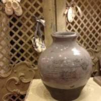 Une poterie émaillée