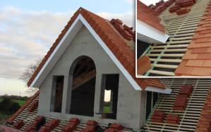 Une toiture traditionnelle en tuiles