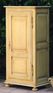 Une armoire à porte pleine