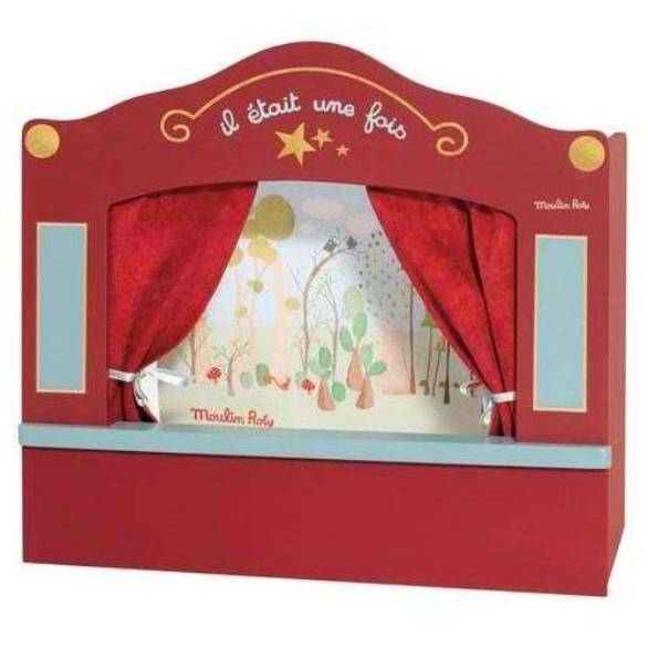 Un petit théâtre de marionnettes avec décor