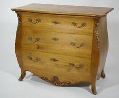 Une commode galbée