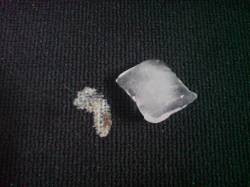 Utilisation d'un cube de glace avant de retirer la tache de chewing-gum